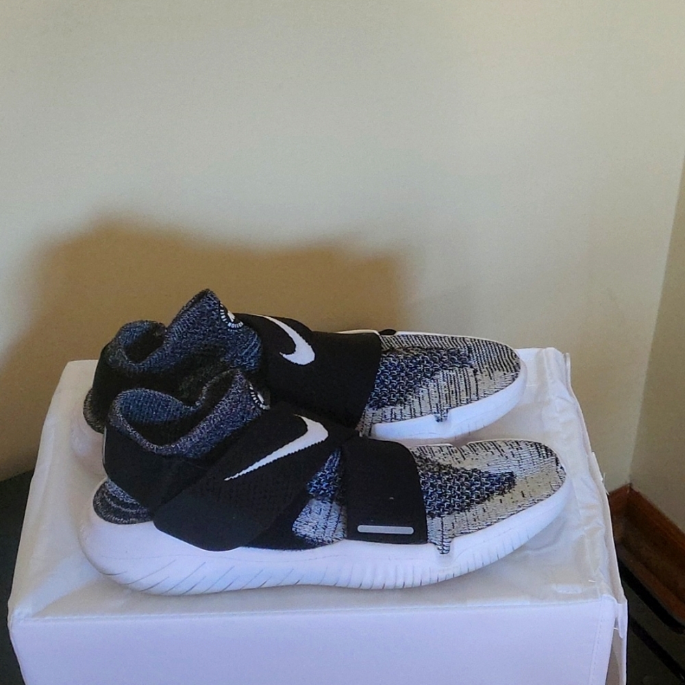 🔥NIKE FREE RUN MOTION FLYKNIT 2018 SIZE 10.5 BLK/GREY